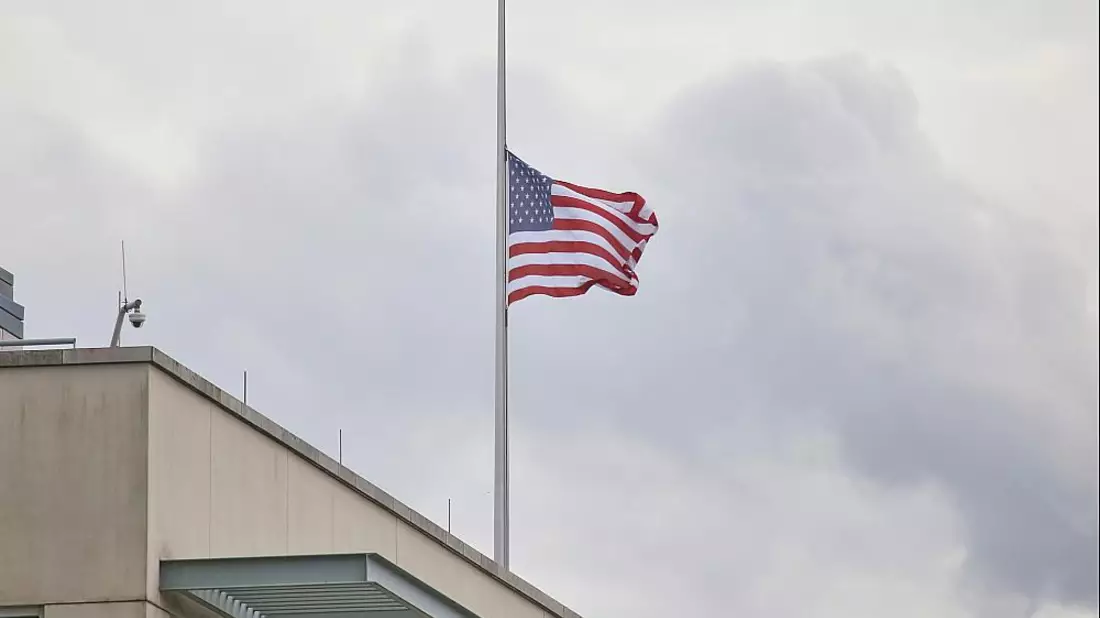 Fahne auf Halbmast an US-Botschaft am 13.09.2025 - Bild: über dts Nachrichtenagentur