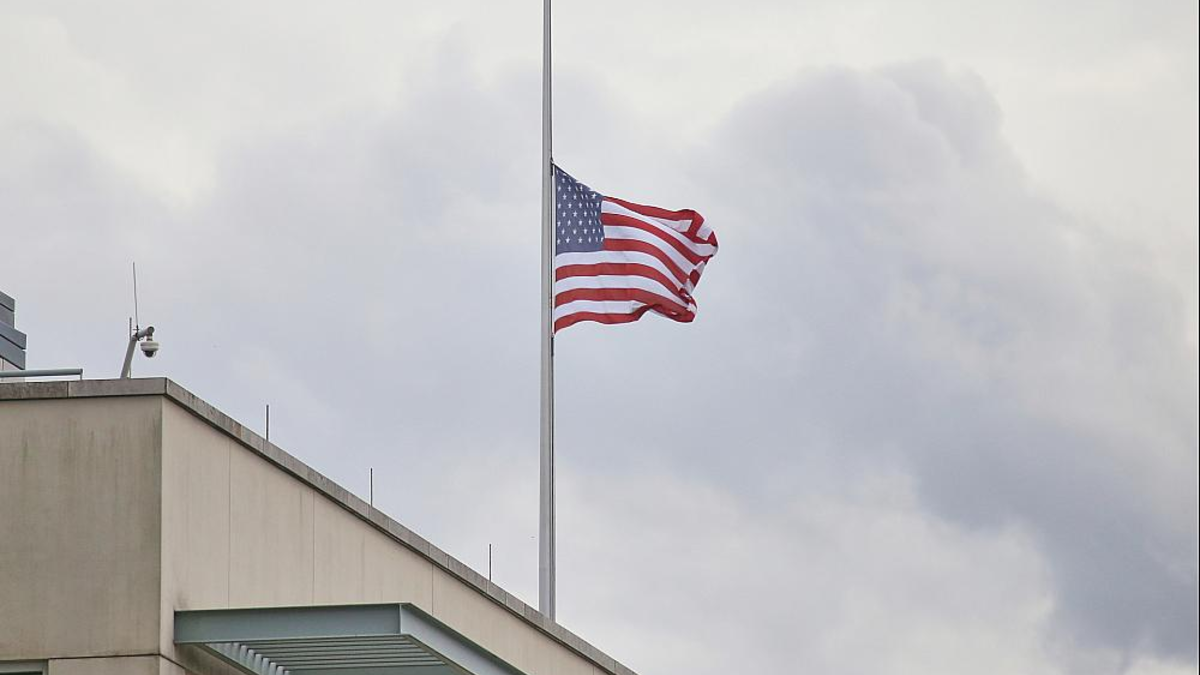 Fahne auf Halbmast an US-Botschaft am 13.09.2025 - Foto: über dts Nachrichtenagentur