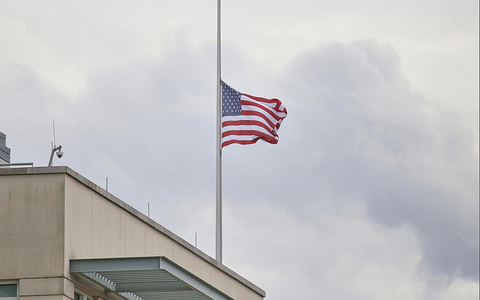 Fahne auf Halbmast an US-Botschaft am 13.09.2025 - Foto: über dts Nachrichtenagentur