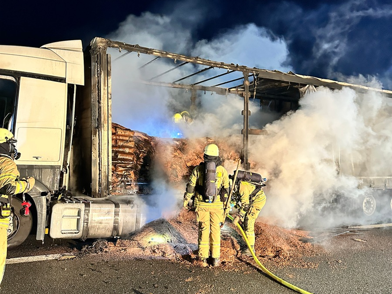 FW Weinheim: Schwerer Verkehrsunfall an der B3 Abfahrt Lützelsachsen. Drei Verletzte nach Zusammenstoß zweier Pkw. - Foto: presseportal.de