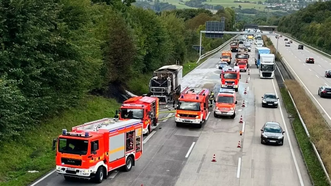 FW VG Asbach: LKW-Brand legt A3 bei Neustadt am Montagnachmittag lahm - Bild: presseportal.de