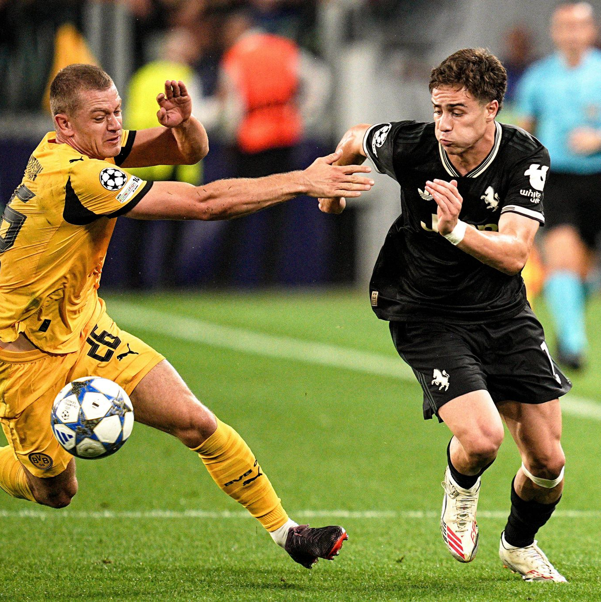 Die Zuschauer in Turin sahen ein von engen Duellen geprägtes Spiel. - Foto: Marco Alpozzi/undefined/LaPresse/AP/dpa