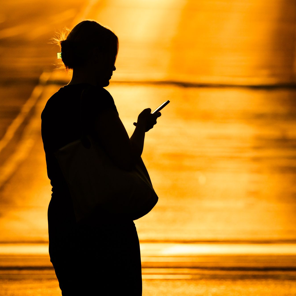 Eine Frau mit Handy - in der Netflix-Doku «Unbekannte Nummer: Der Highschool-Catfish» kommt der Psychoterror via Smartphone. (Symbolbild) - Foto: Julian Stratenschulte/dpa