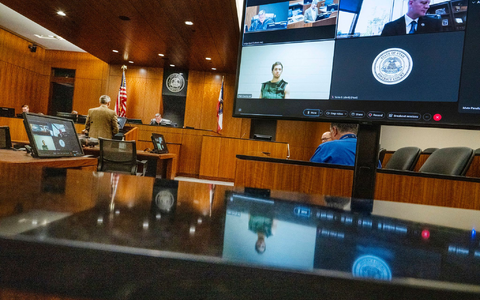 Richter Graf verlas bei der Vorladung erneut die Anklagepunkte.  - Foto: Scott G Winterton/Pool The Deseret News/AP/dpa