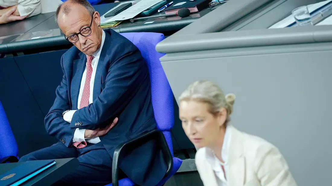 Das erste Rededuell zwischen Merz und Weidel in einer Generaldebatte im Juli wurde zu einem heftigen Schlagabtausch. - Bild: Kay Nietfeld/dpa
