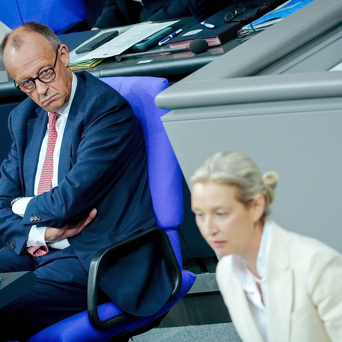 Das erste Rededuell zwischen Merz und Weidel in einer Generaldebatte im Juli wurde zu einem heftigen Schlagabtausch. - Foto: Kay Nietfeld/dpa