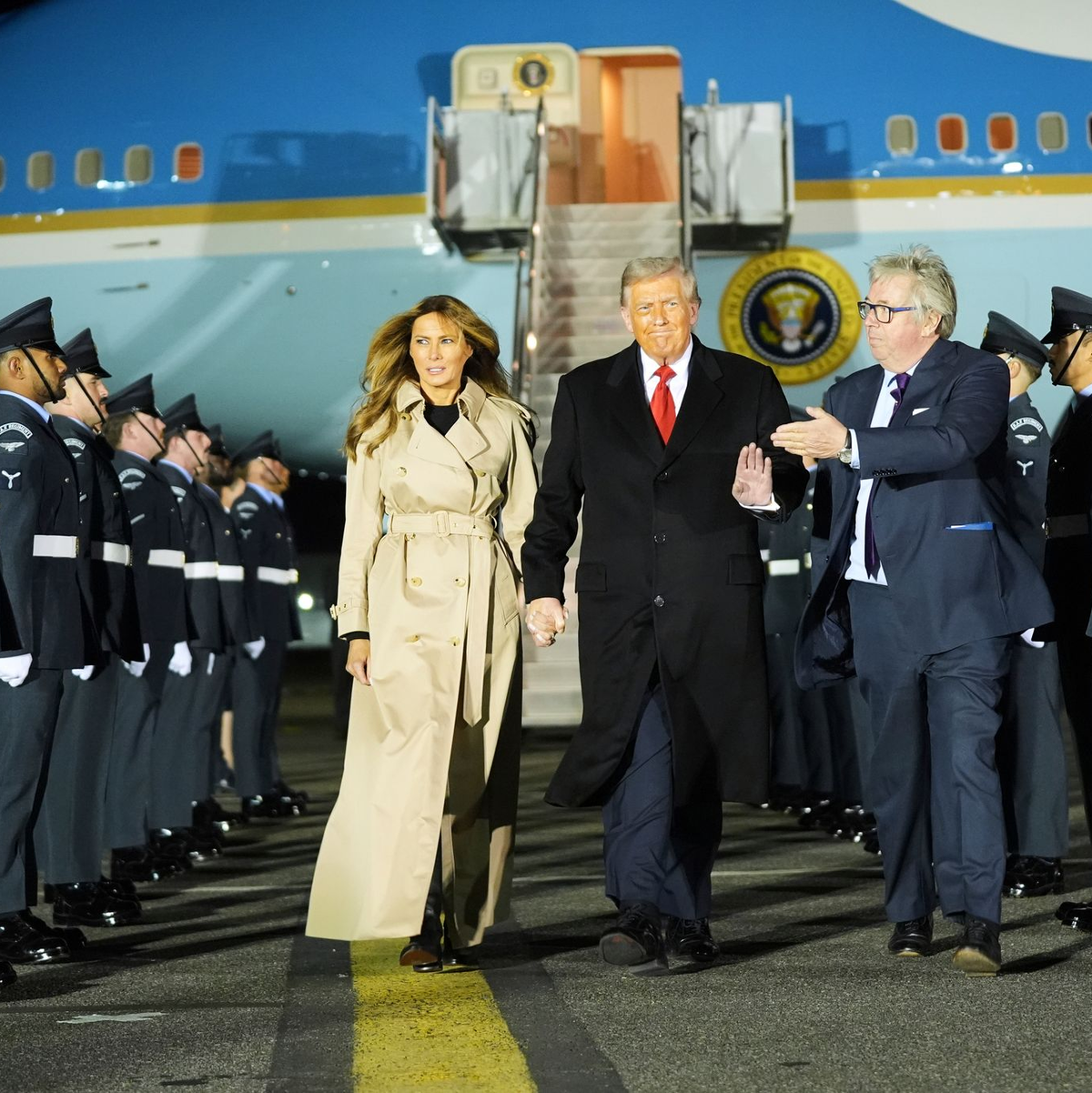 Die Ehrengarde macht sich für die Ankunft des Präsidenten bereit. - Foto: Evan Vucci/AP/dpa