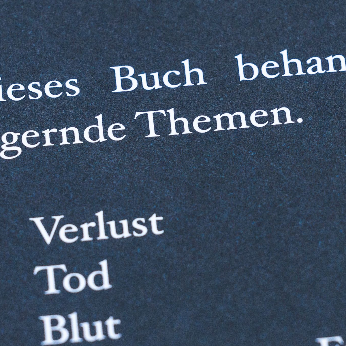 Triggerwarnungen sollen den Konsumenten bei der Entscheidung helfen, ob sie bestimmte Themen vermeiden wollen. - Foto: Carsten Koall/dpa