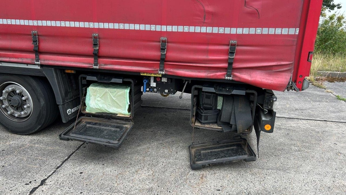 HZA-HST: Zoll hat den Röntgenblick / Stralsunder Zoll findet 50.000 Stück Zigaretten dank Großröntgentechnik - Foto: presseportal.de