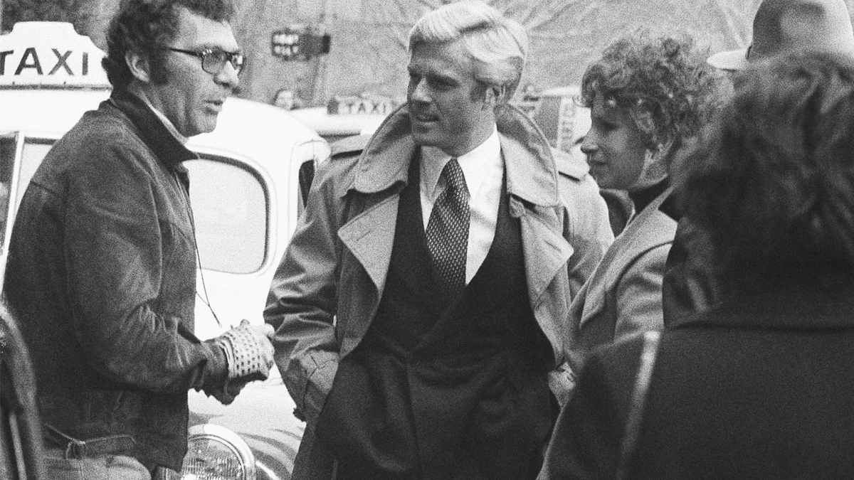 Robert Redford und Barbra Streisand beim Dreh des Kinoklassikers «So wie wir waren». - Foto: Marty Lederhandler/AP/dpa