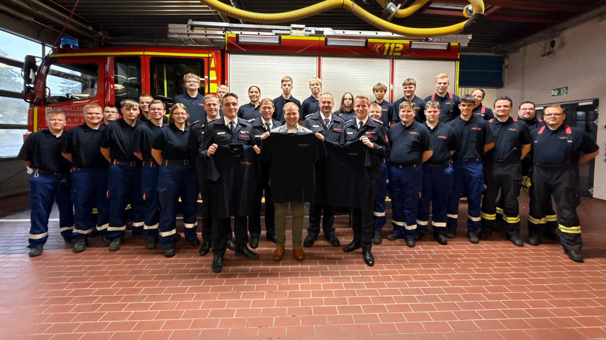 FW-WRN: Volksbank Kamen-Werne stellt Mittel für Polo-Shirts der Jugendfeuerwehr Werne zur Verfügung - Foto: presseportal.de