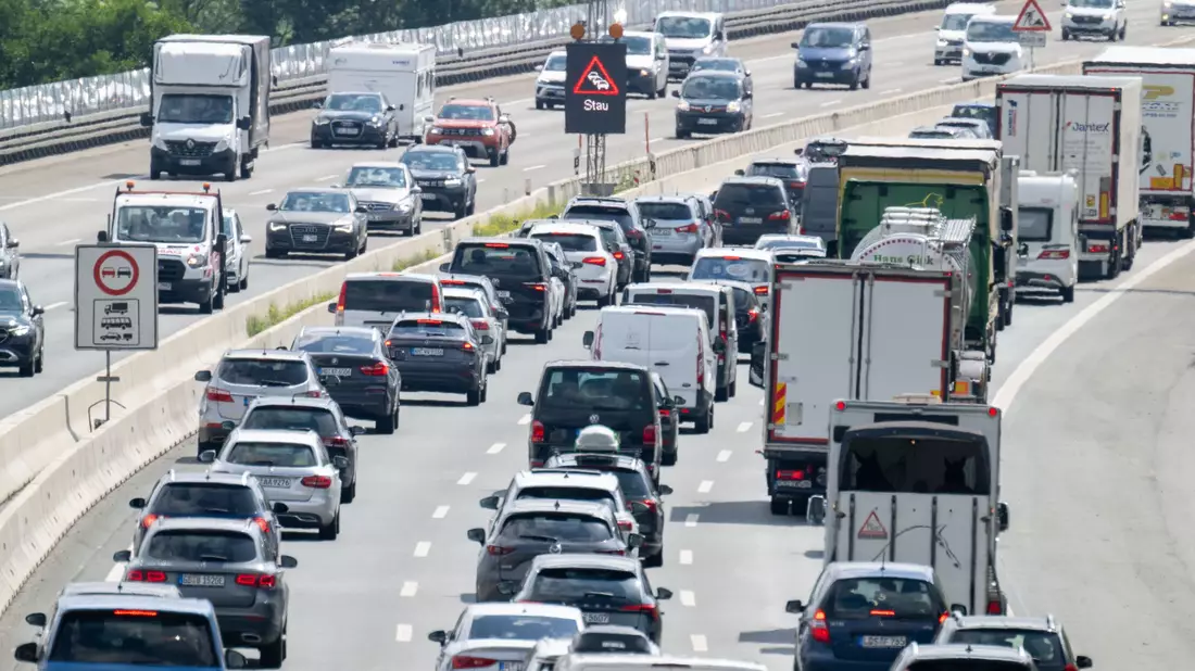 Der ADAC kritisiert die vom Bundesverkehrsministerium genannten Finanzlücken für Autobahnen und Bundesstraßen. (Symbolbild) - Bild: Pia Bayer/dpa