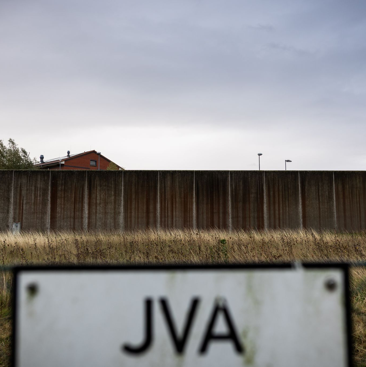 Blick auf die Justizvollzugsanstalt Sehnde in der Region Hannover.  - Foto: Moritz Frankenberg/dpa