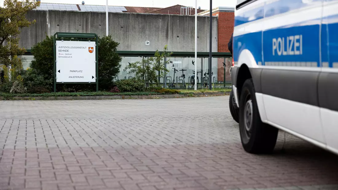 Vor Ort sind viele Medienvertreter. - Bild: Michael Matthey/dpa