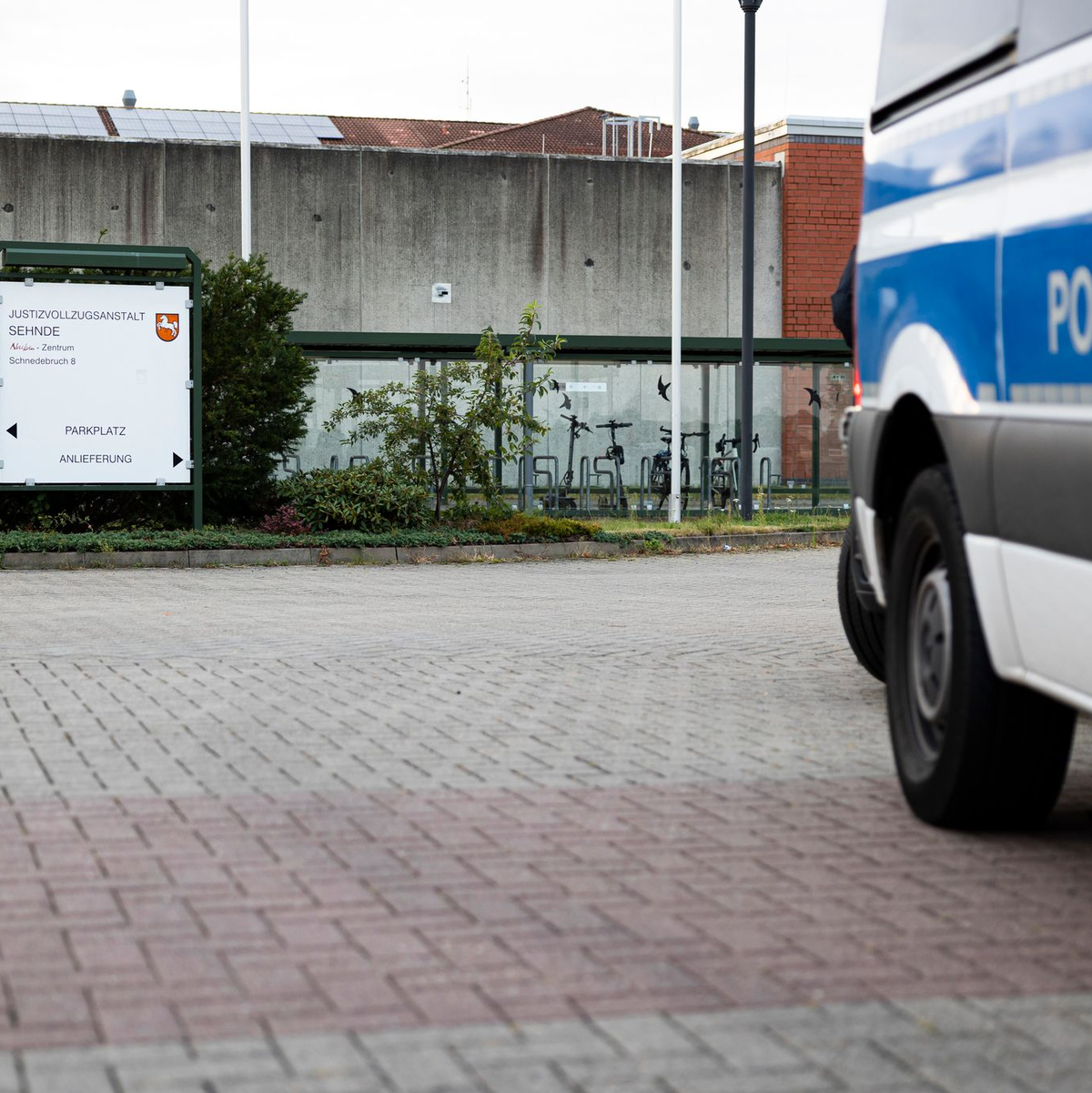 Ein Mannschaftswagen steht vor der JVA.  - Foto: Michael Matthey/dpa