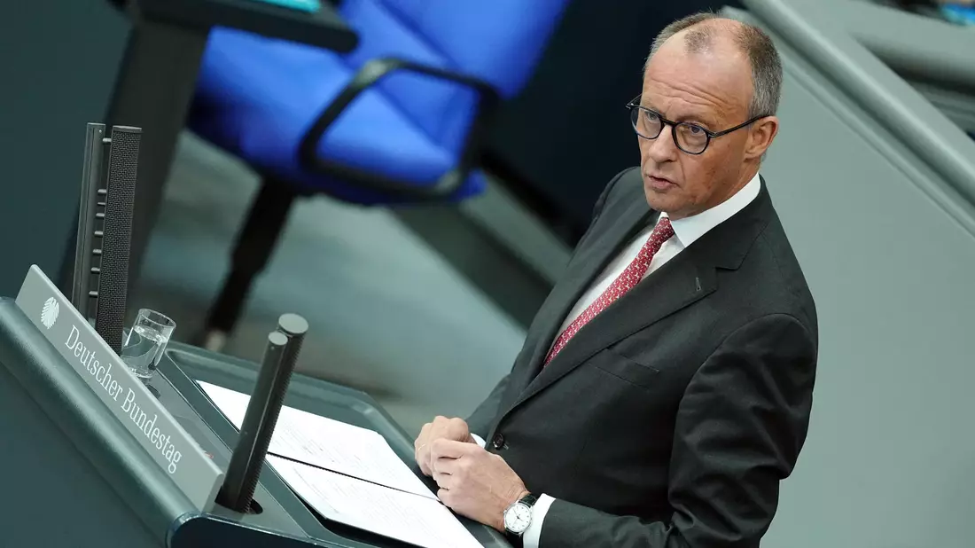 In der Generaldebatte des Bundestags stimmt Merz die Bürger auf den «Herbst der Reformen» ein. - Bild: Kay Nietfeld/dpa