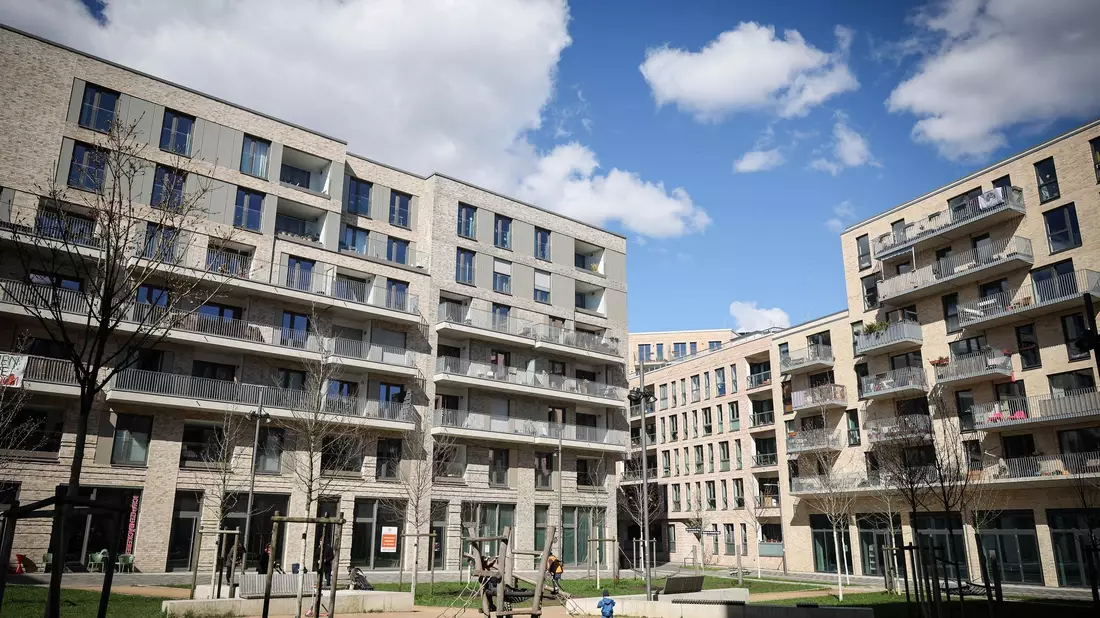 Steigende Immobilienpreise und Wohnungsmangel treiben die Menschen in Deutschland um (Archivbild) - Bild: Christian Charisius/dpa