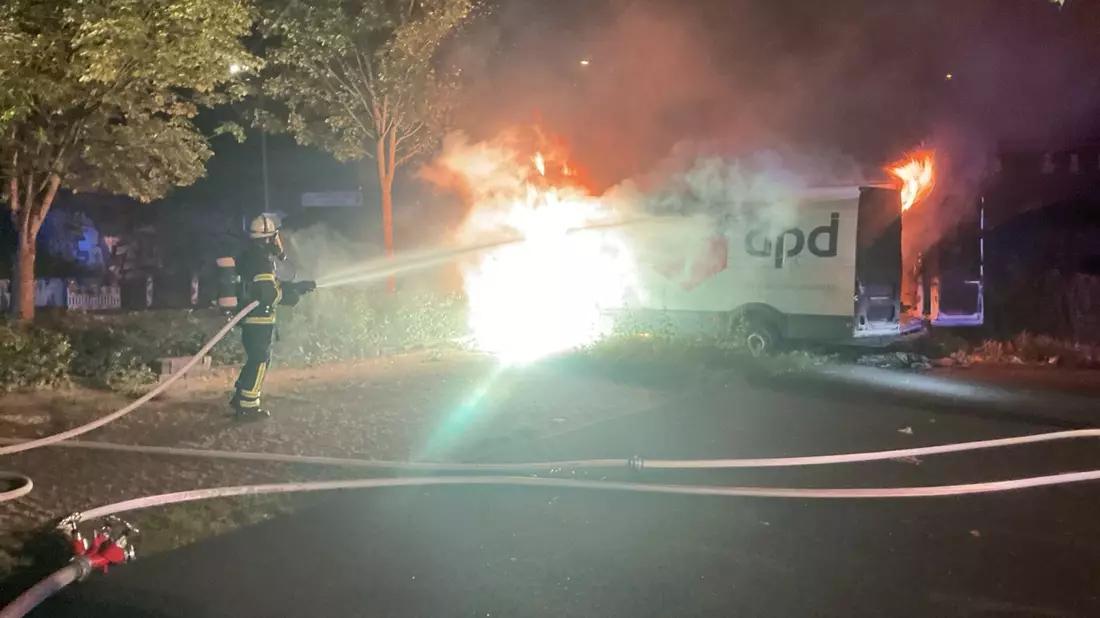 FW-DO: Lieferwagen steht in Vollbrand - Bild: presseportal.de