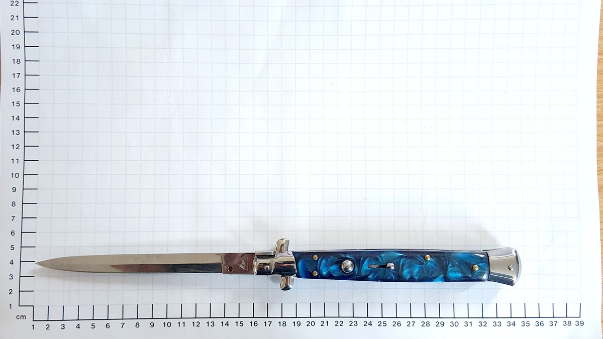 BPOL NRW: Bundespolizei nimmt Verkehrssünder mit Haftbefehl fest und beschlagnahmt bei einer weiteren Person 34 cm langes Springmesser - Foto: presseportal.de