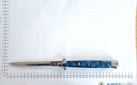 BPOL NRW: Bundespolizei nimmt Verkehrssünder mit Haftbefehl fest und beschlagnahmt bei einer weiteren Person 34 cm langes Springmesser - Foto: presseportal.de