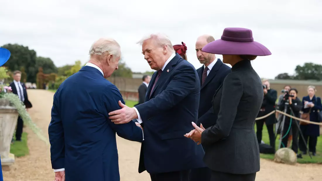 Der König und der Präsident begrüßen sich. - Bild: Ian Vogler/Daily Mirror/PA Wire/dpa