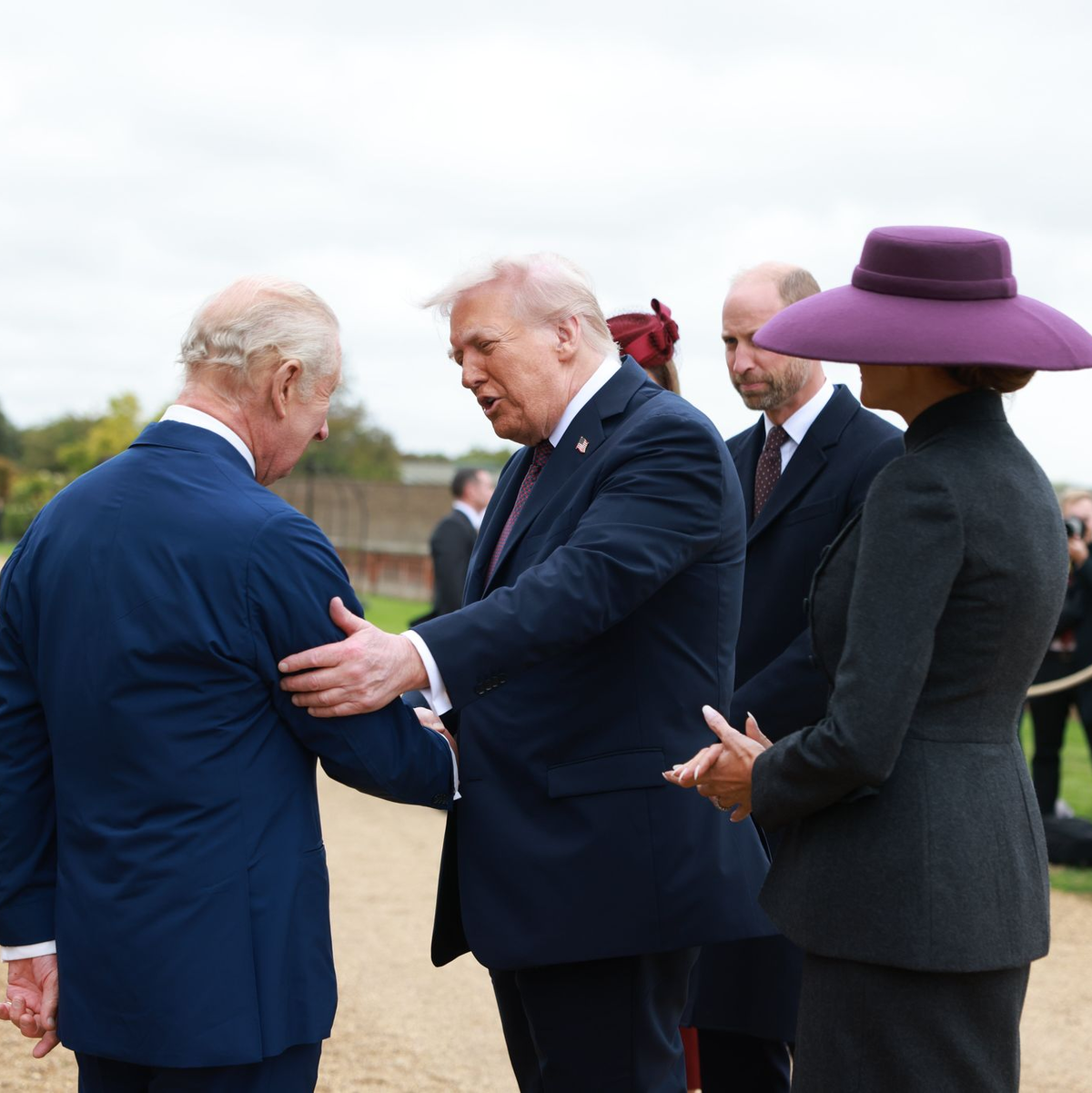 Der König und der Präsident begrüßen sich. - Foto: Ian Vogler/Daily Mirror/PA Wire/dpa