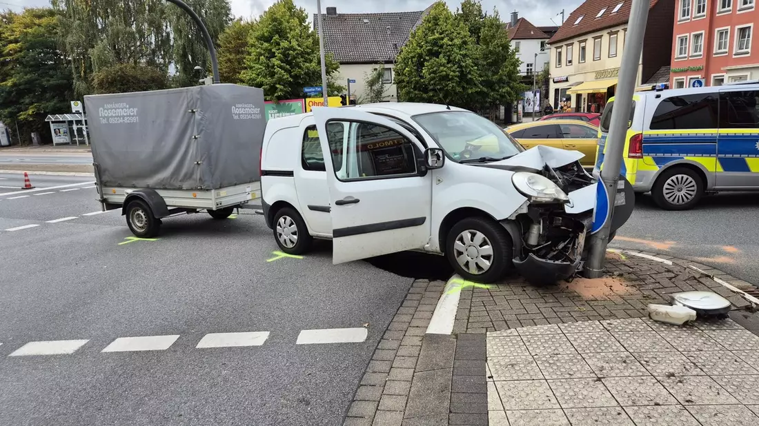 FW-DT: Verkehrsunfall am Hasselter Platz - Bild: presseportal.de