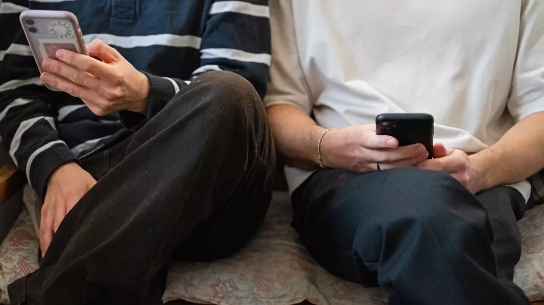Im Schnitt verbringen 15-Jährige in Deutschland laut OECD fast sieben Stunden täglich an diversen Bildschirmen (Archivbild). - Bild: Helena Dolderer/dpa