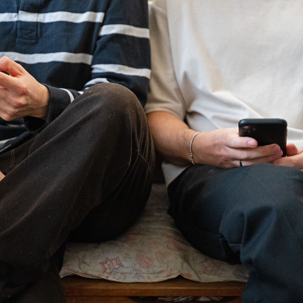 Im Schnitt verbringen 15-Jährige in Deutschland laut OECD fast sieben Stunden täglich an diversen Bildschirmen (Archivbild). - Foto: Helena Dolderer/dpa