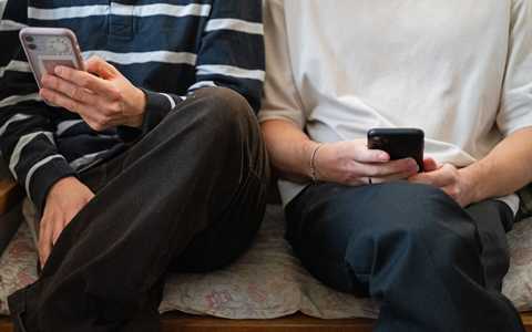 Ein großer Teil der Jugendlichen will soziale Medien im Internet weniger nutzen, schafft es zugleich aber nicht. (Archivbild) - Foto: Helena Dolderer/dpa