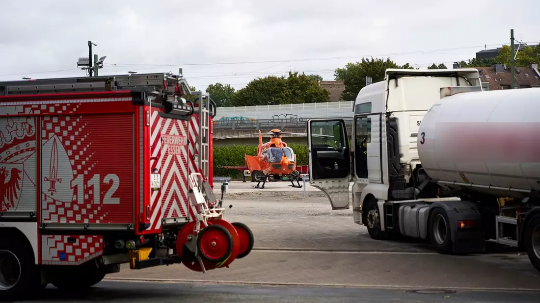 FW-E: Schwerer Verkehrsunfall - Person von Sattelzug überrollt - Bild: presseportal.de