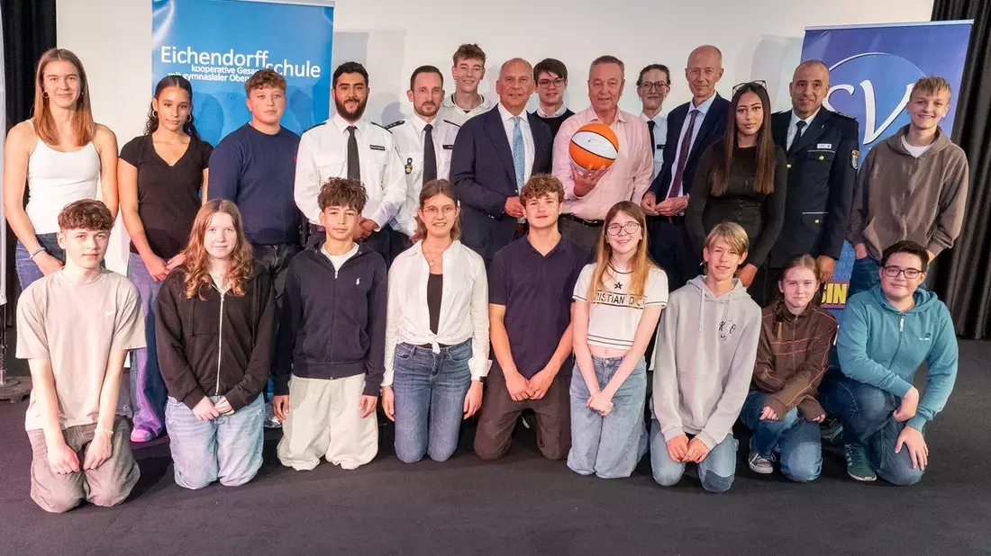 POL-MTK: Hessenweite Dialogreihe Cops im Dialog - Innenminister und Kultusminister nehmen an Austausch zwischen Polizei und Jugendlichen an der Eichendorffschule Kelkheim teil - Bild: presseportal.de