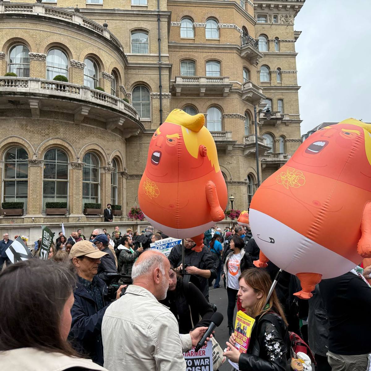 In London versammelten sich Tausende Menschen zum Protest. - Foto: Patricia Bartos/dpa