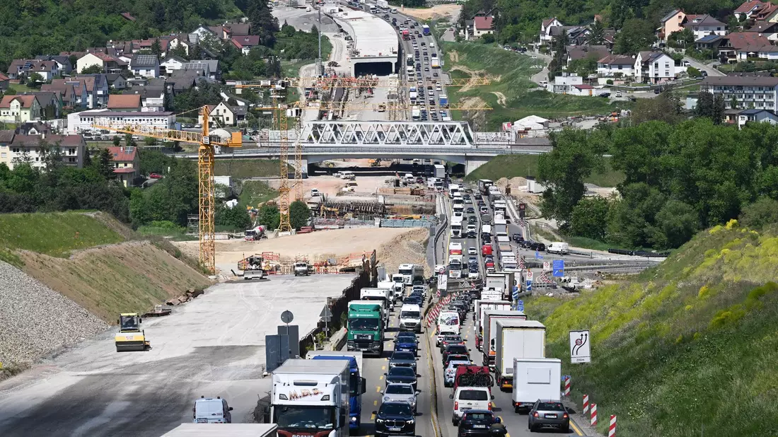 Haushaltslücke droht Verkehrsprojekte zu verzögern (Foto-Archiv). - Bild: Bernd Weißbrod/dpa