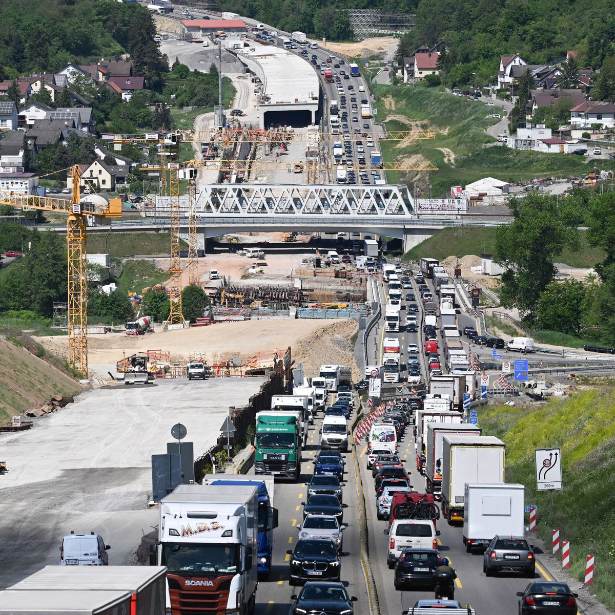 Haushaltslücke droht Verkehrsprojekte zu verzögern (Foto-Archiv). - Foto: Bernd Weißbrod/dpa