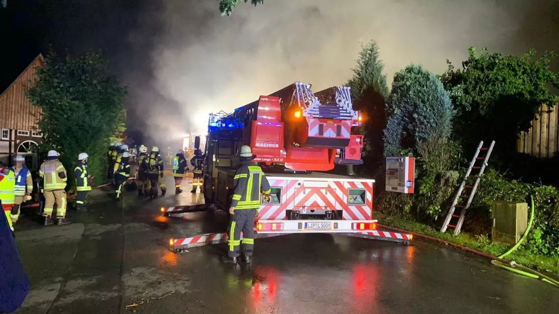 FW Dörentrup: Feuerwehr Dörentrup verhindert Schlimmeres bei Carport-Brand - zwei Hunde gerettet - Bild: presseportal.de