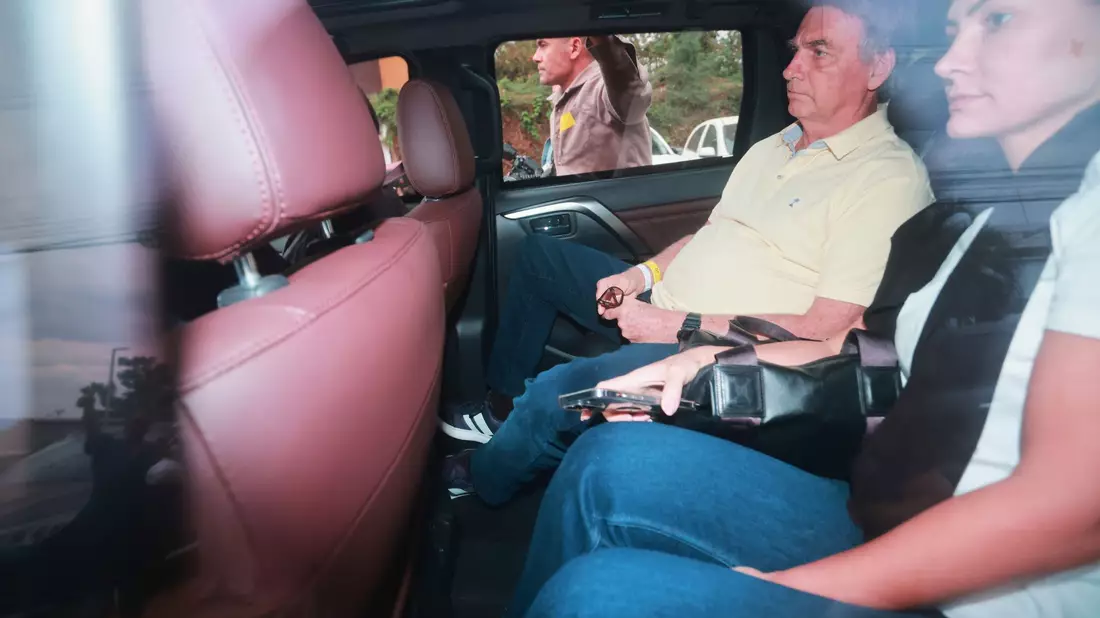 Brasiliens früherer Präsident Jair Bolsonaro verlässt ein Krankenhaus. - Bild: Luis Nova/AP/dpa