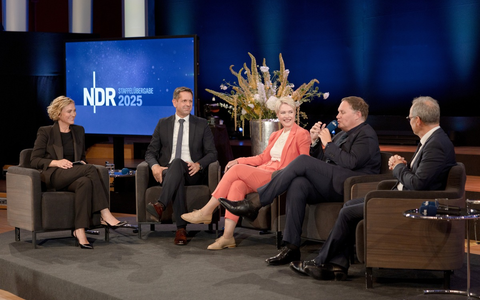 Staffelübergabe: NDR Rundfunkrat, NDR Verwaltungsrat und NDR verabschieden Joachim Knuth und begrüßen Hendrik Lünenborg - Foto: presseportal.de Staffelübergabe: NDR Rundfunkrat, NDR Verwaltungsrat und NDR verabschieden Joachim Knuth und begrüßen Hendrik Lünenborg - Foto: presseportal.de