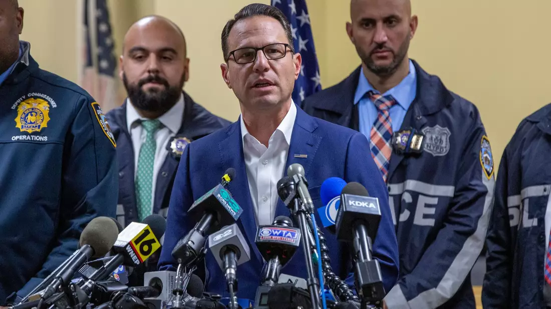 Auch der Gouverneur von Pennsylvania Josh Shapiro äußert sich zu dem Vorfall. (Archivbild) - Bild: Ted Shaffrey/AP/dpa
