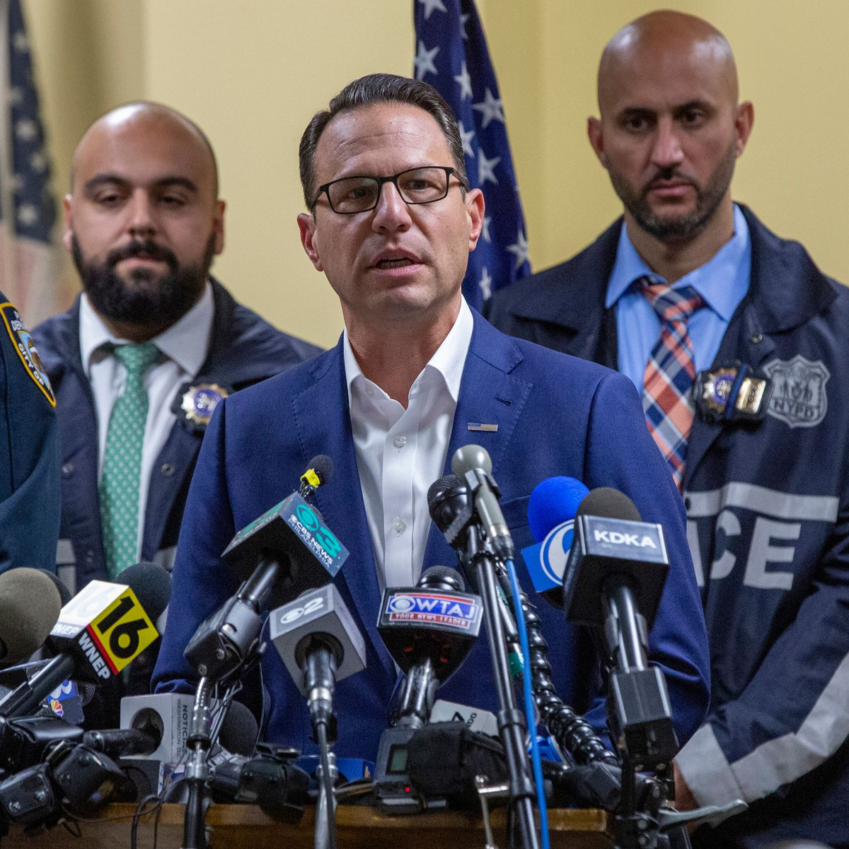 Auch der Gouverneur von Pennsylvania Josh Shapiro äußert sich zu dem Vorfall. (Archivbild) - Foto: Ted Shaffrey/AP/dpa