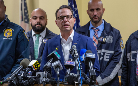 Auch der Gouverneur von Pennsylvania Josh Shapiro äußert sich zu dem Vorfall. (Archivbild) - Foto: Ted Shaffrey/AP/dpa