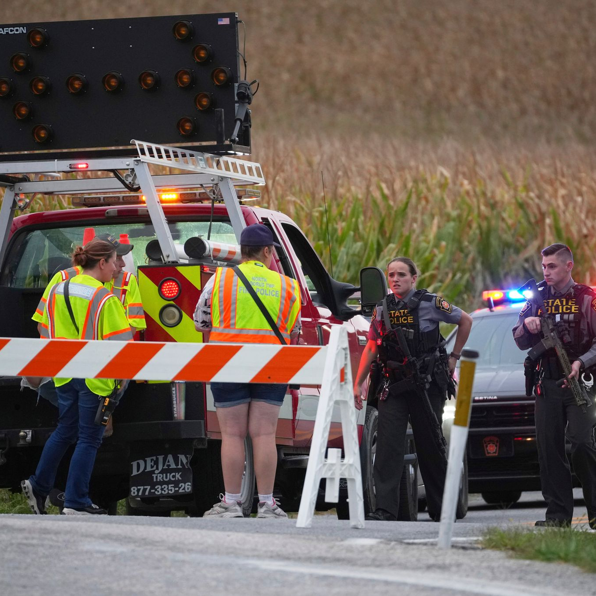Polizei und Rettungskräfte sind nach den tödlichen Schüssen auf drei Polizisten im Einsatz.  - Foto: Matt Slocum/AP/dpa
