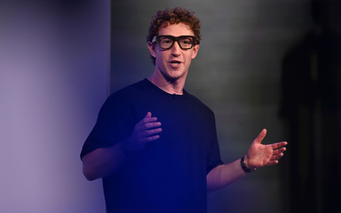 Im Vergleich zu herkömmlichen Brillenfassungen fallen die deutlich breiteren Bügel auf.  - Foto: Nic Coury/AP/dpa