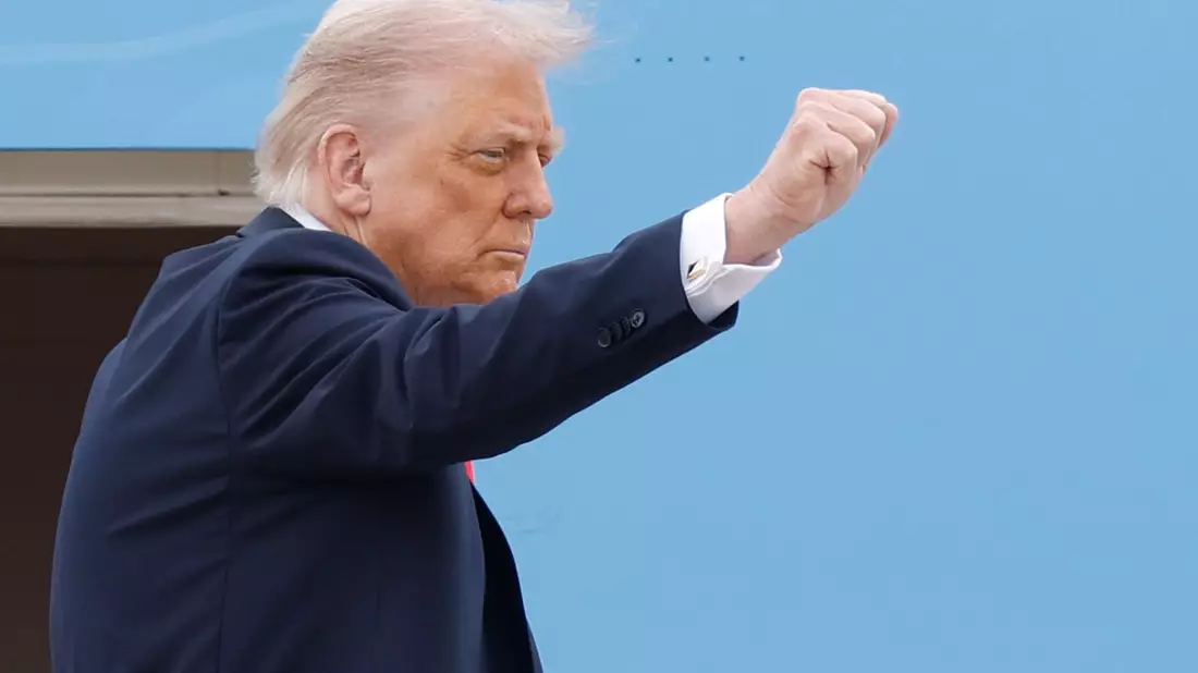 Trump freut sich über das Ende einer Talkshow.  - Bild: Luis M. Alvarez/FR596 AP/AP/dpa