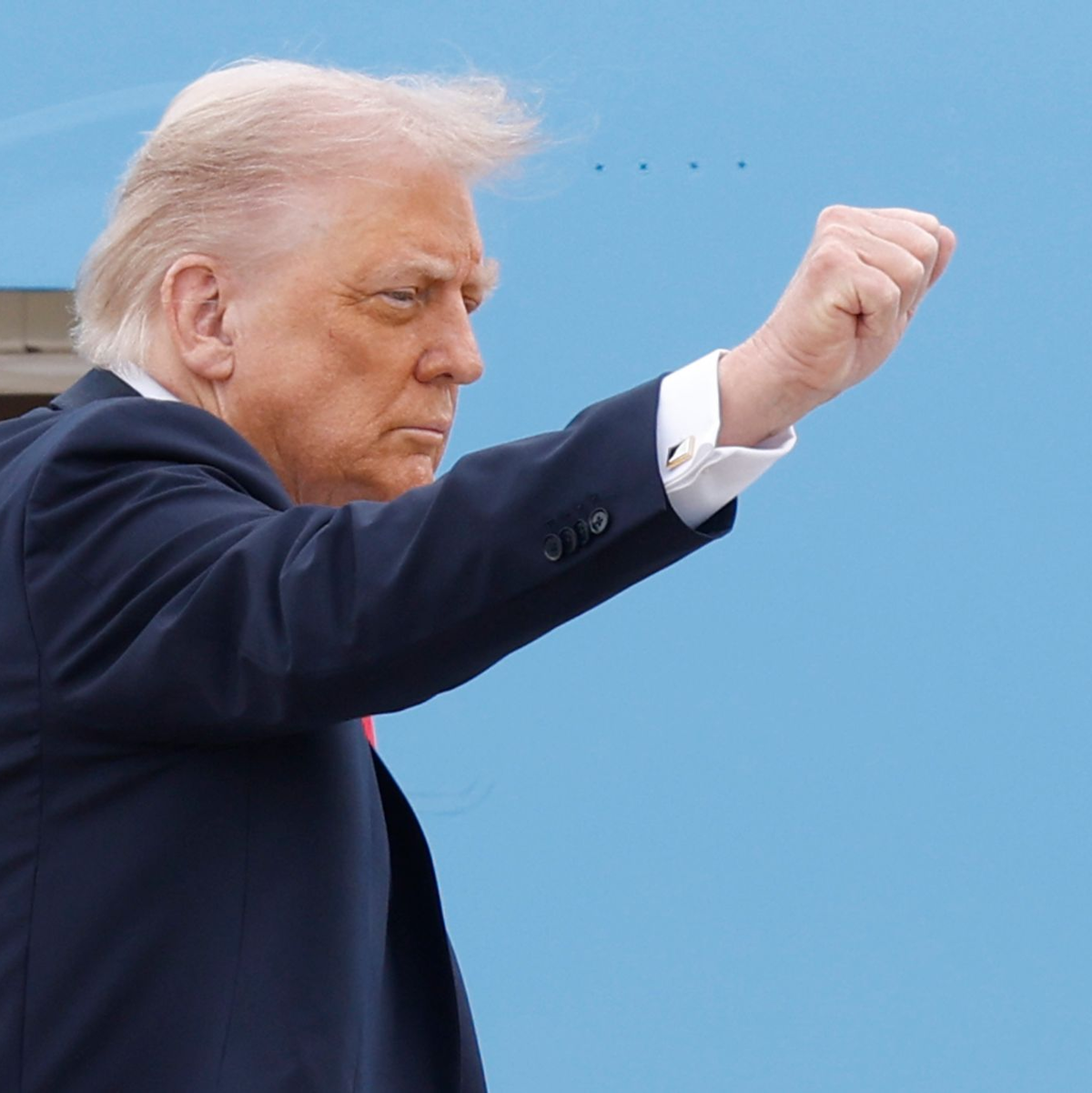 Trump freut sich über das Ende einer Talkshow.  - Foto: Luis M. Alvarez/FR596 AP/AP/dpa