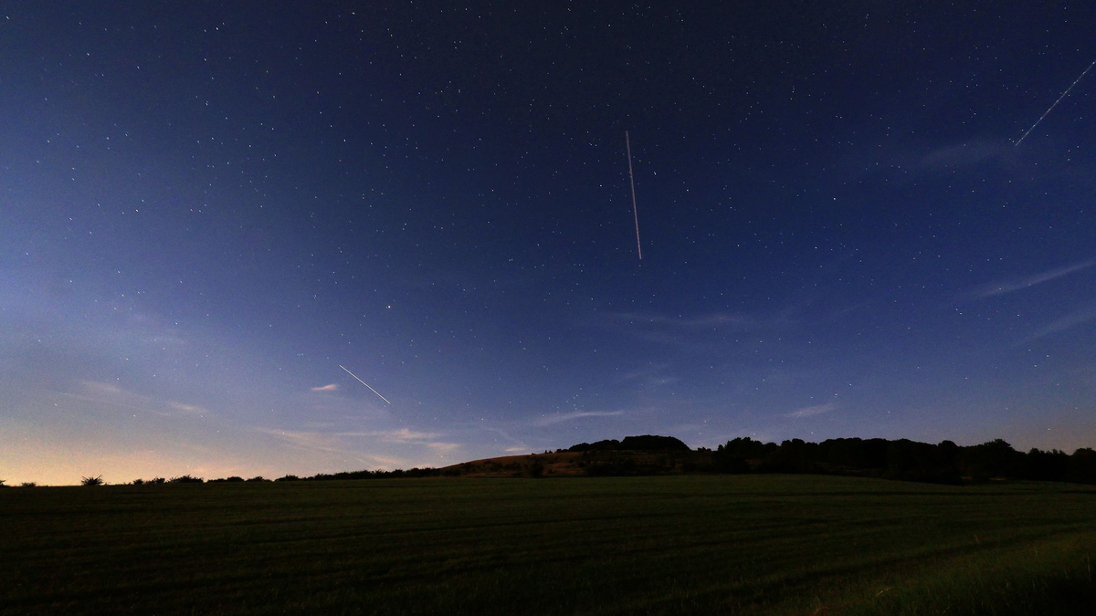 Komet fliegt Richtung Erde durch das All. (Archivbild) - Foto: Karl-Josef Hildenbrand/dpa