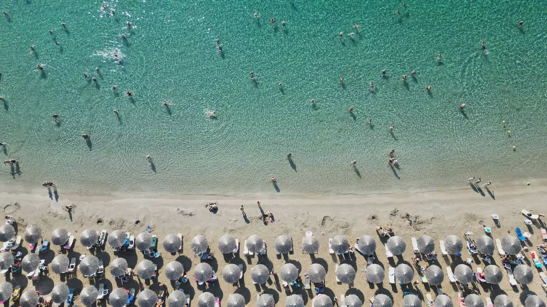 Bei Luxusreisen ist Griechenland die beliebteste Destination. (Archivbild) - Bild: Thanassis Stavrakis/AP/dpa