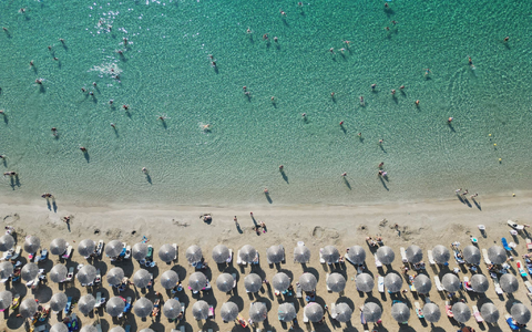 Beliebtes Sommerziel: In den Tui-Buchungen für das kommende Jahr liegt Griechenland weit vorn. (Archivbild) - Foto: Thanassis Stavrakis/AP/dpa