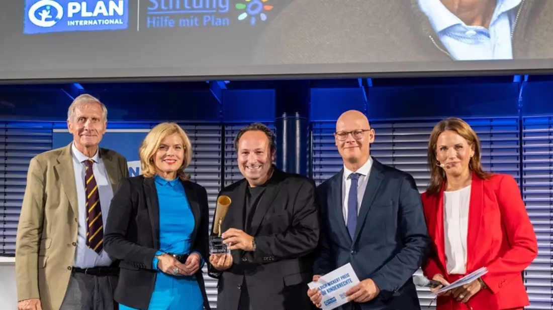 Ulrich Wickert Preis für Kinderrechte 2025 in Berlin verliehen / Ulrich Wickert und Bundestagspräsidentin Julia Klöckner würdigen herausragende Medienbeiträge - Bild: presseportal.de