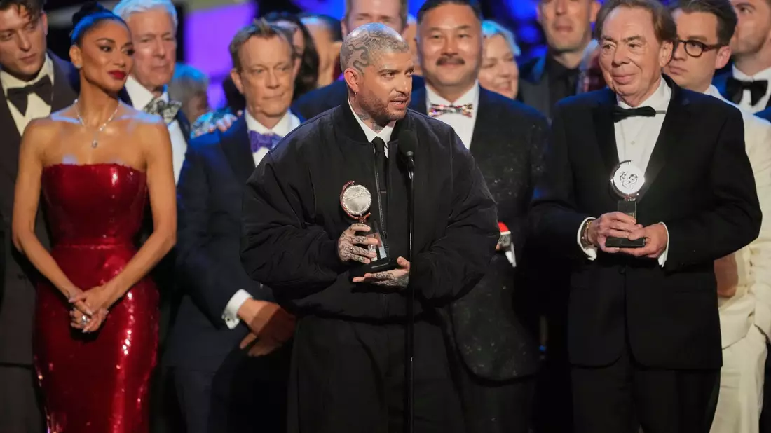 Jamie Lloyd, Mitte, nimmt am 8. Juni den Preis für die beste Wiederaufnahme eines Musicals für «Sunset Boulevard» während der 78. Tony Awards in der Radio City Music Hall entgegen - links neben ihm Nicole Scherzinger, rechts neben ihm Webber. (Archivbild) - Bild: Charles Sykes/Invision/AP/dpa